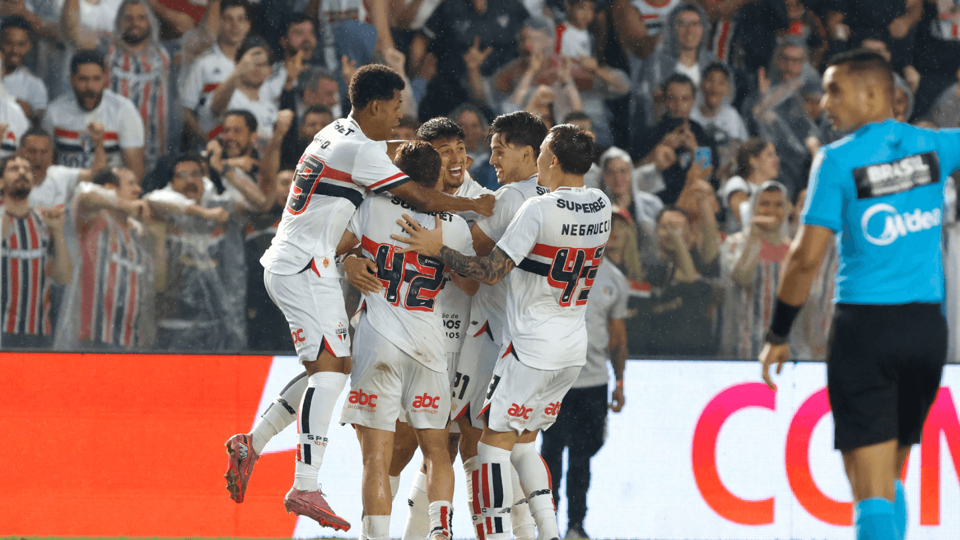 Jogadores do São Paulo comemorando gol contra o Juventude na Vila Belmiro
