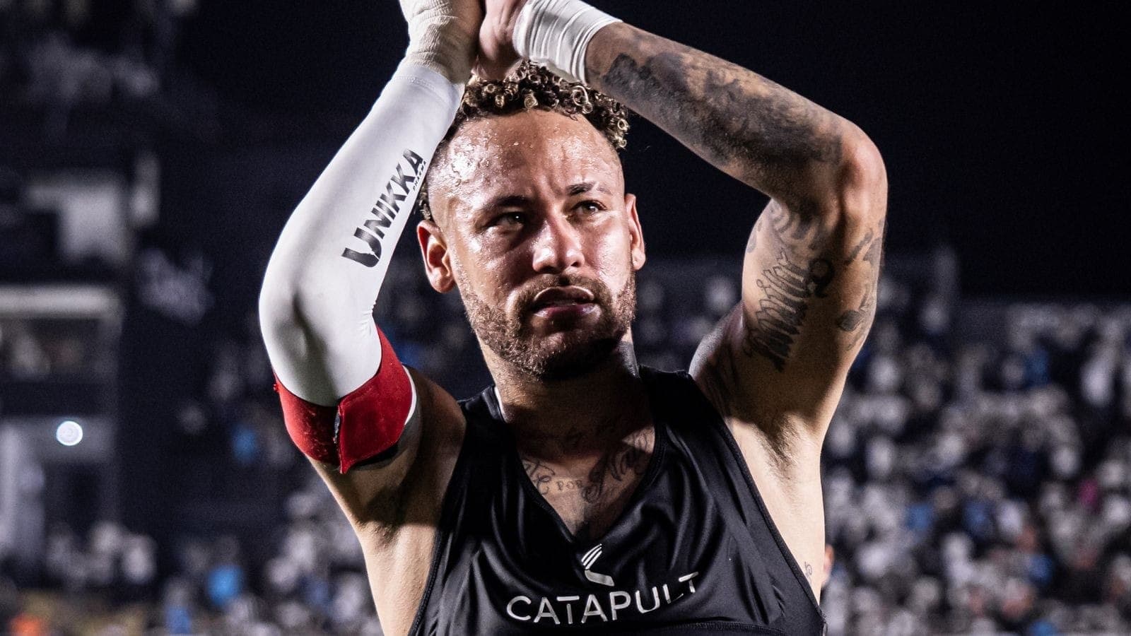 Neymar aplaude torcida do Santos na Vila Belmiro