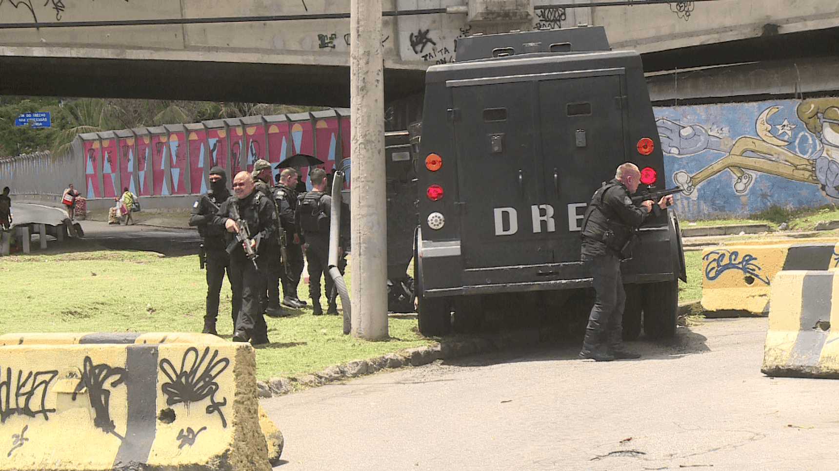 Agentes da Polícia Civil atuando no Complexo da Maré