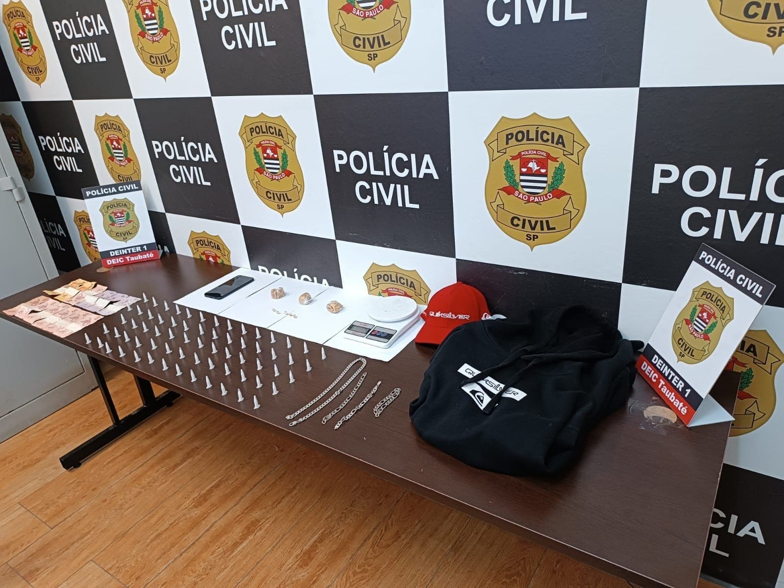 Boné, corrente e outros objetos apreendidos na época