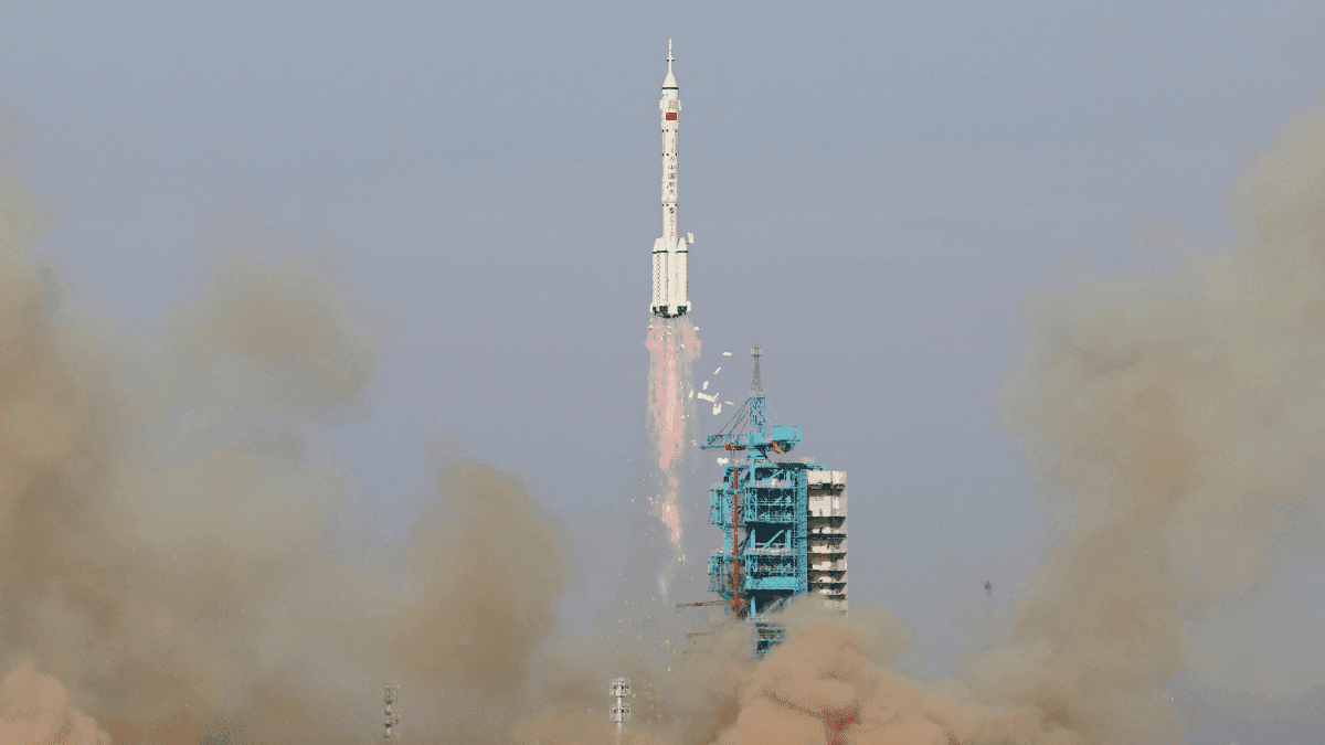China lança foguete para resgatar astronautas presos no espaço