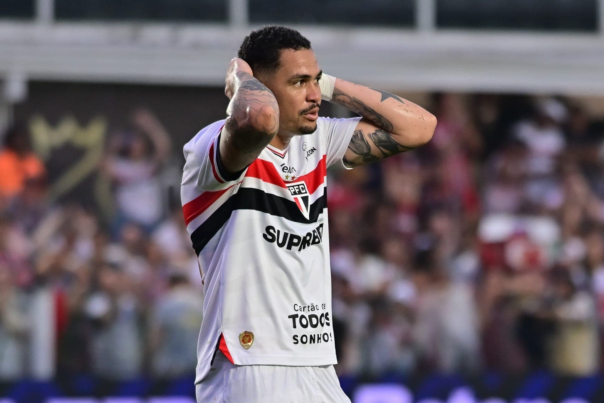 Luciano, do São Paulo, lamenta durante partida contra o Juventude