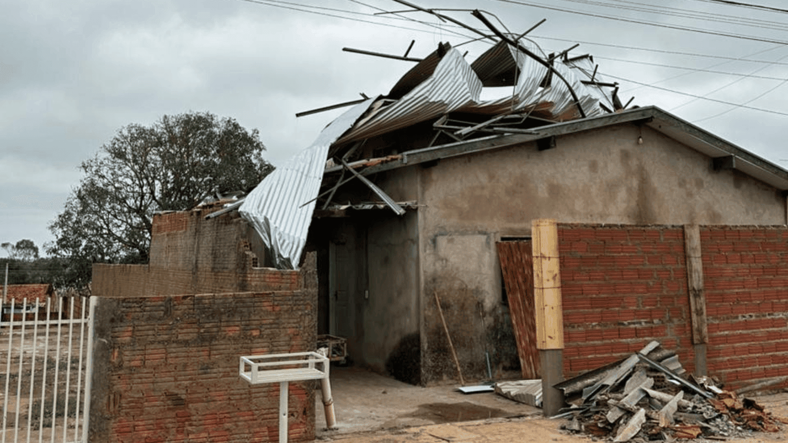 O temporal destelhamento e muita destruição na cidade