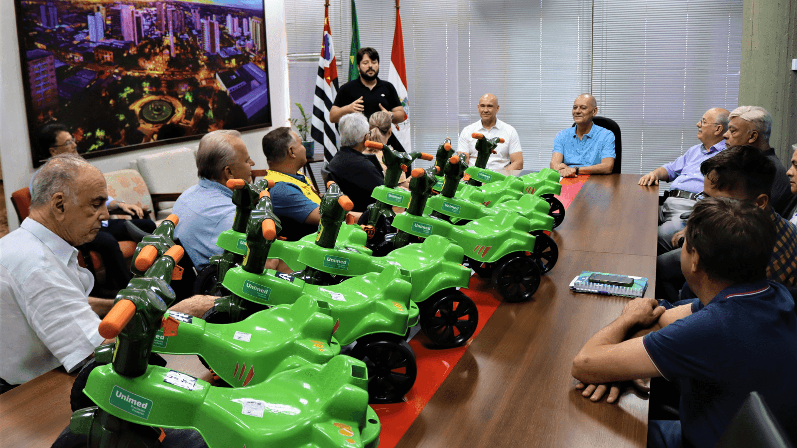 Os triciclos foram entregues ao prefeito da cidade