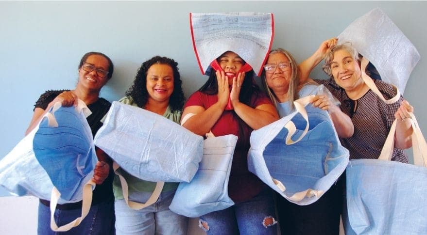Resíduos florestais transformados em artigos de moda e design