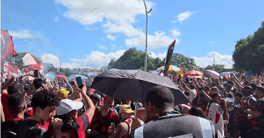 Torcida do Flamengo faz festa com "Aerofla" em embarque para Lima