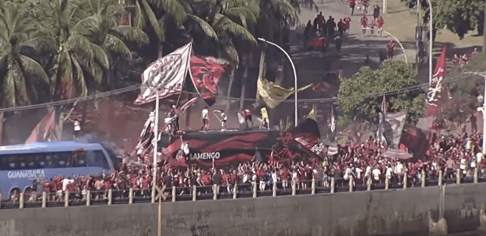 Torcida do Flamengo sobe no teto do ônibus durante Aerfla