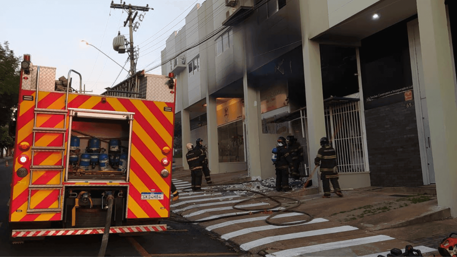 As equipes do Corpo de Bombeiros fizeram a contenção do fogo