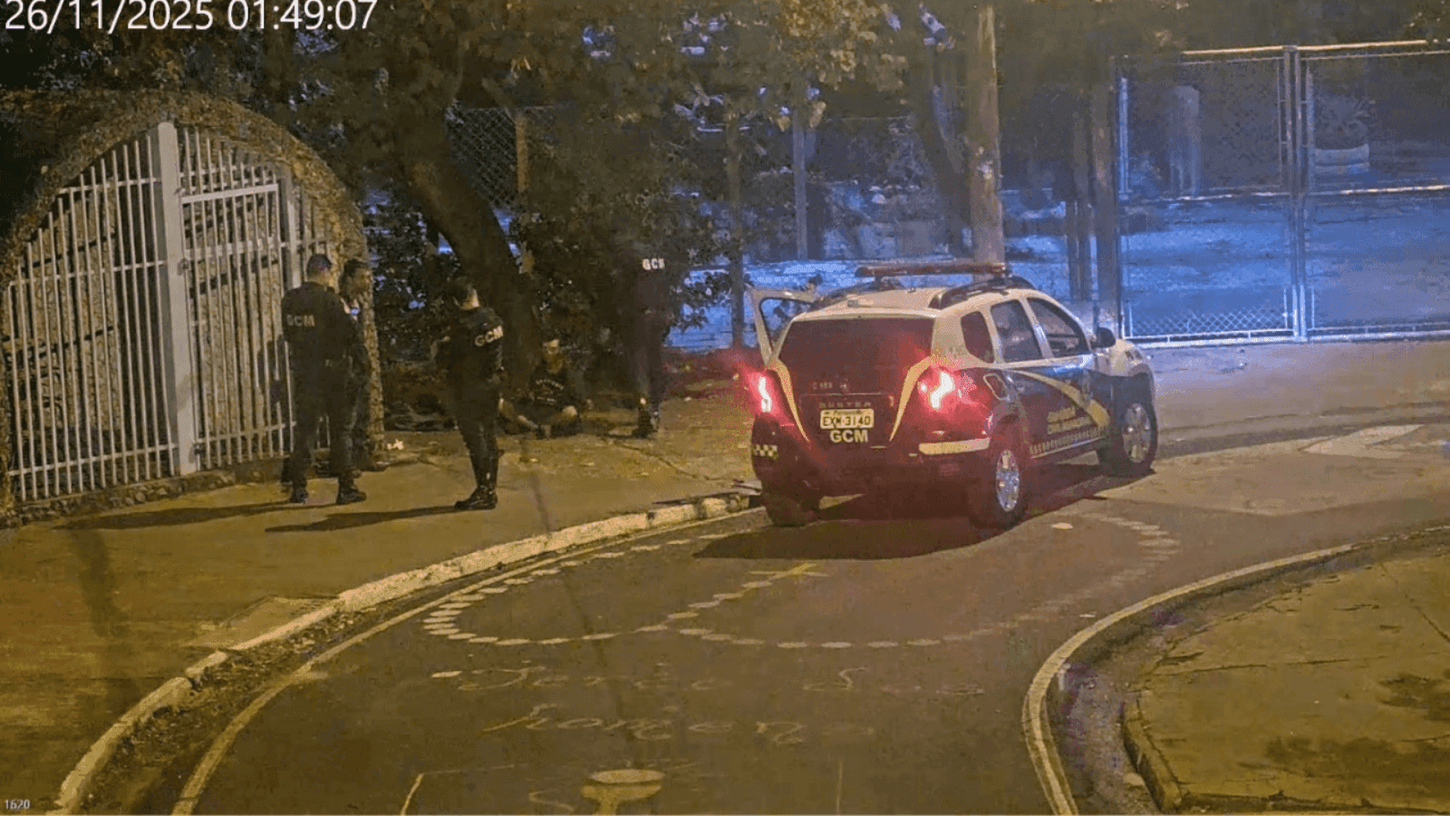 Dupla foi flagrada à noite enquanto furtava fiação na praça Menino Jesus
