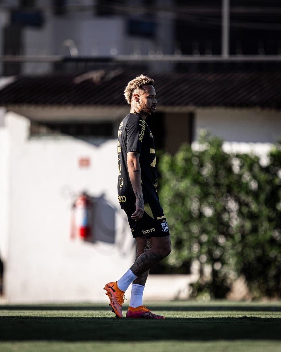 Neymar durante treino do Santos na última quarta (26)