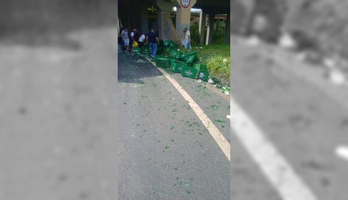Ocorrência causa interdição na faixa da direita do trecho