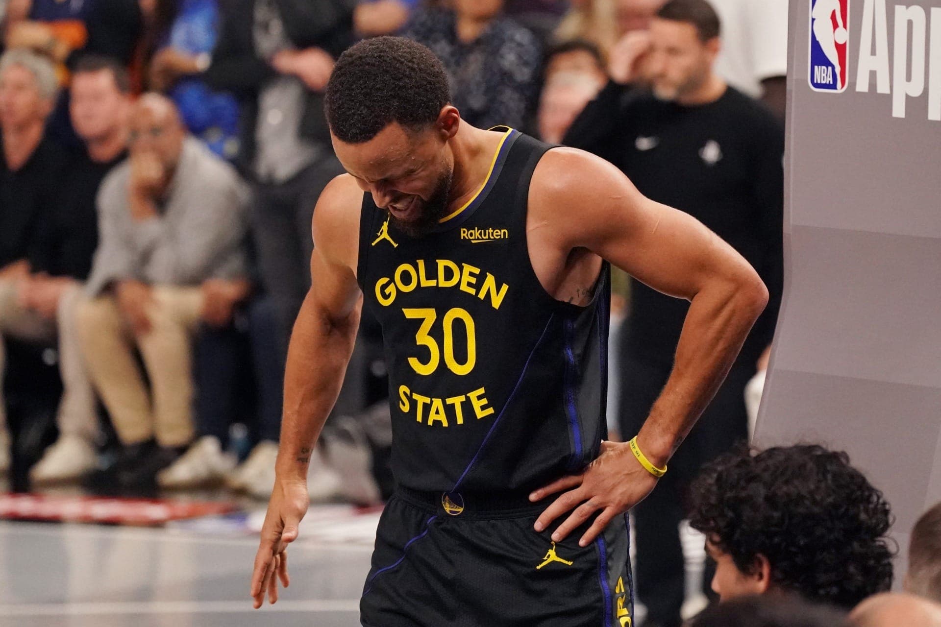 Stephen Curry se machuca em jogo contra o Houston Rockets