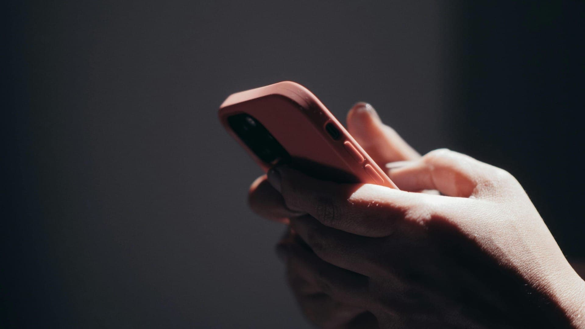 Uso do celular no banheiro pode causar problemas