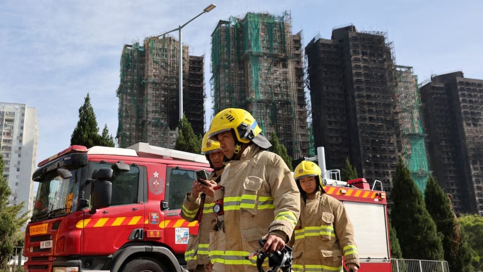 Bombeiros concluem trabalhos em prédio em Hong Kong