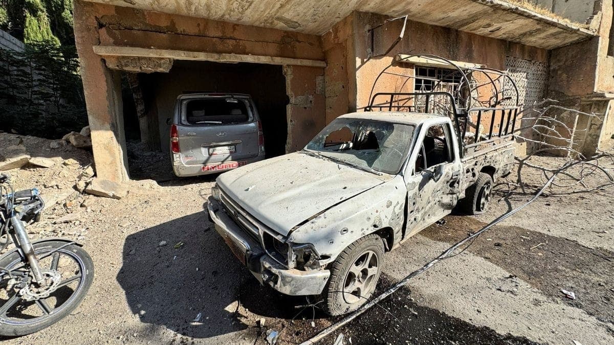 Carros danificados após ataque israelense na Síria