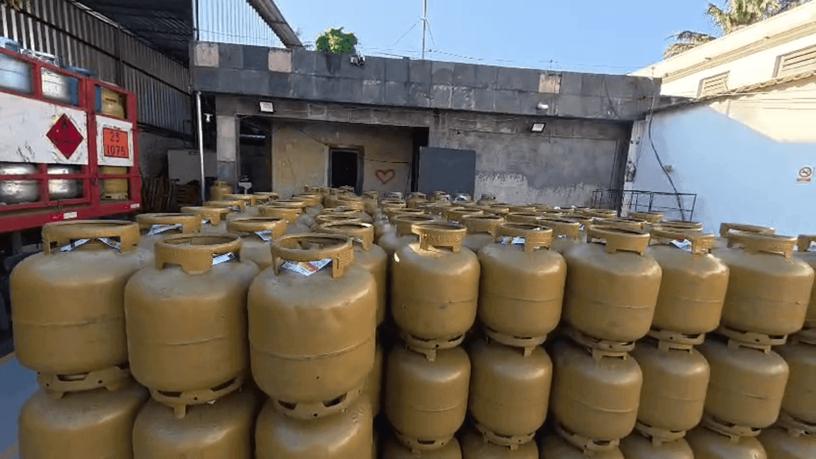 Depósito de botijões de gás interceptado em operação Contenção no Lins