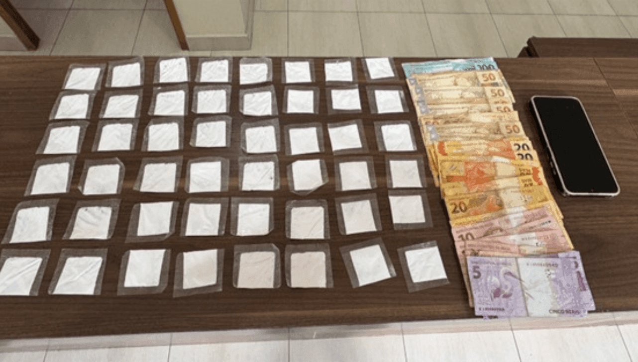 No local indicado foram encontrados cocaína e dinheiro