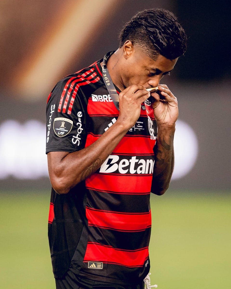 Bruno Henrique beija medalha da Libertadores 2025