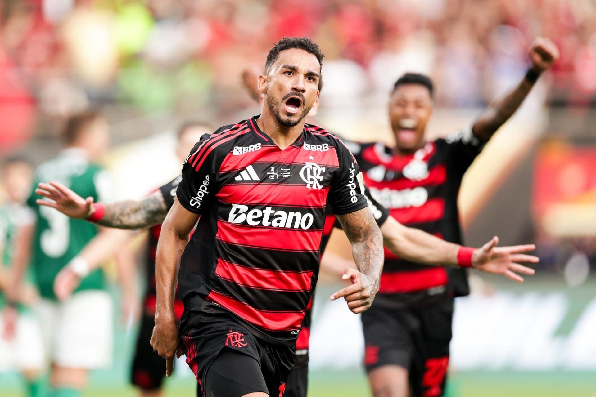 Danilo comemora gol do título do Flamengo sobre Palmeiras