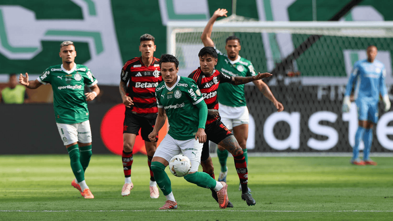Flamengo e Palmeiras em ação na final da Copa Libertadores