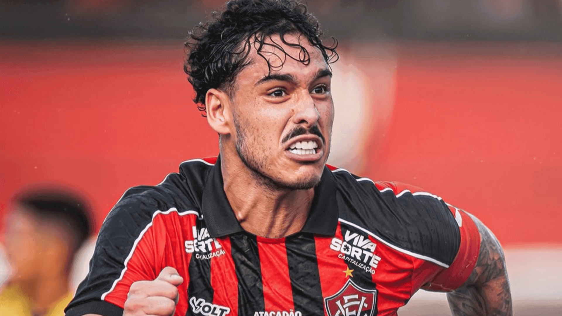 Lucas Halter, do Vitória, comemora gol sobre Mirassol