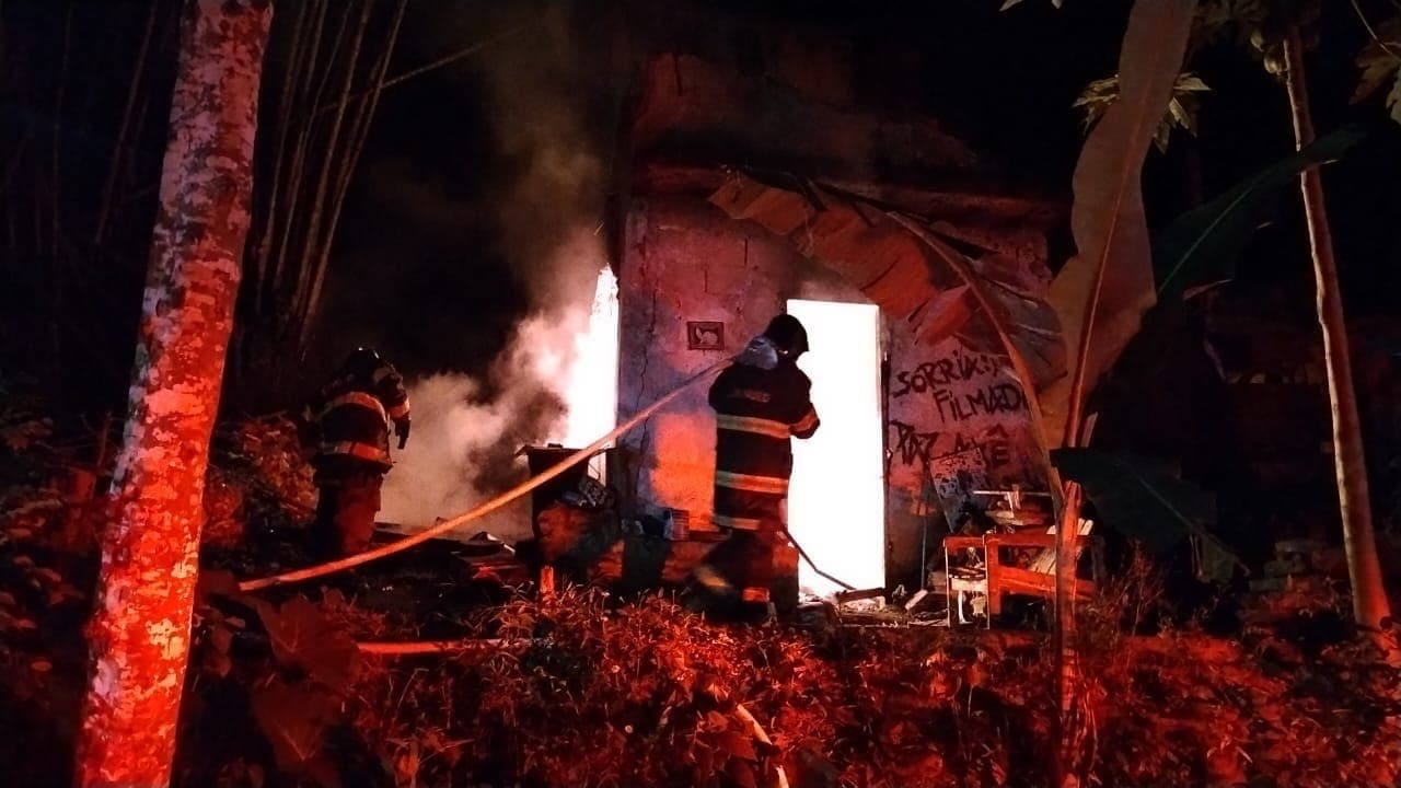Incêndio atinge casa abandonada em Caraguatatuba