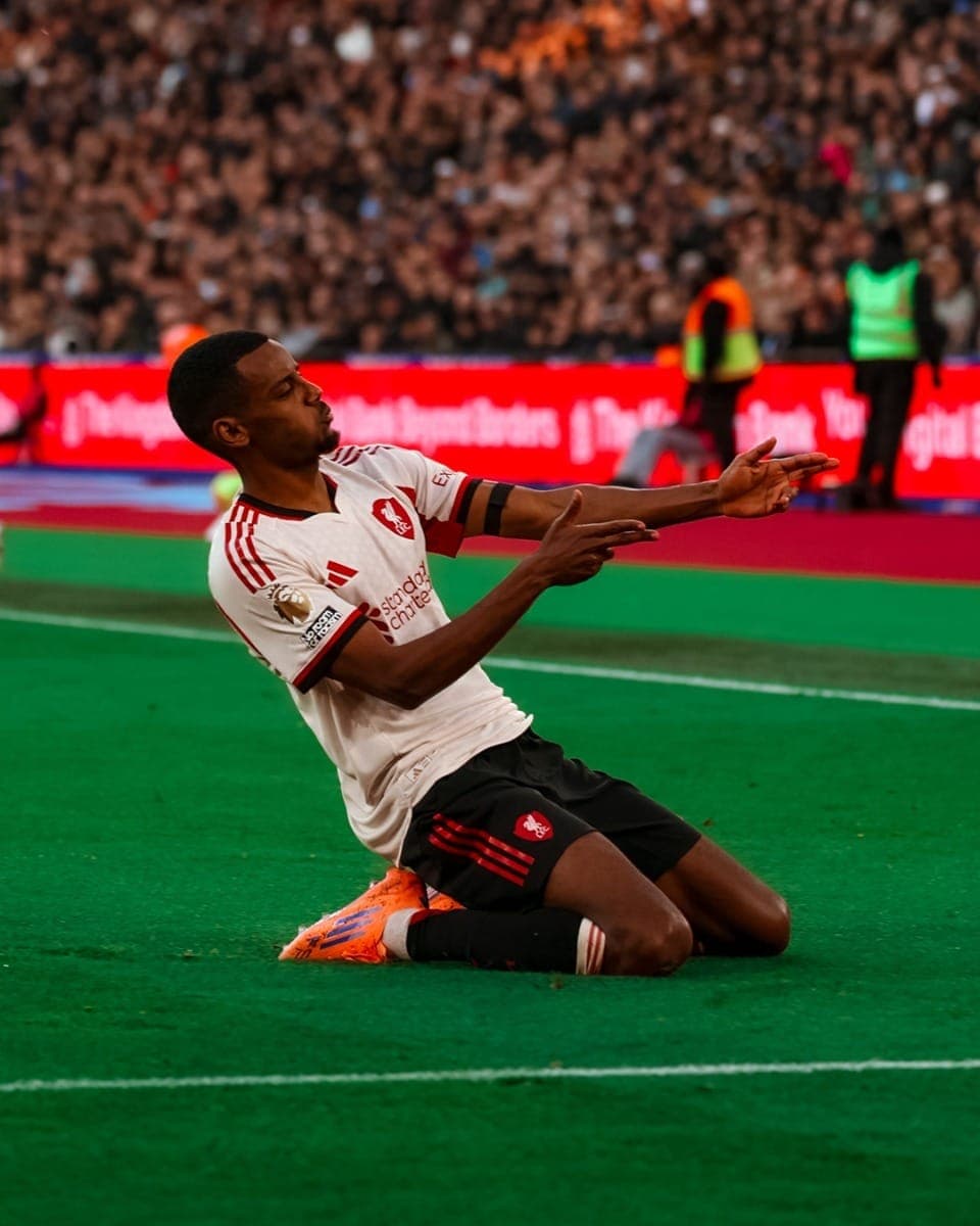 Isak comemora gol pelo Liverpool em cima do West Ham