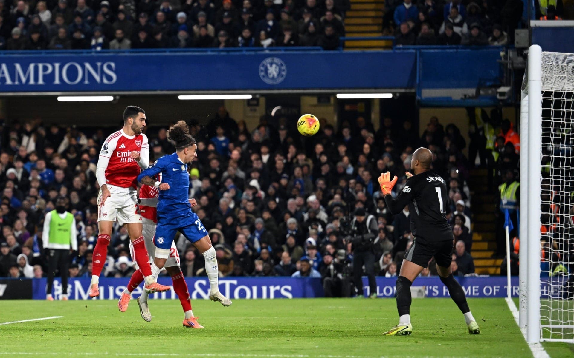 Merino marca gol do empate do Arsenal em cima do Chelsea