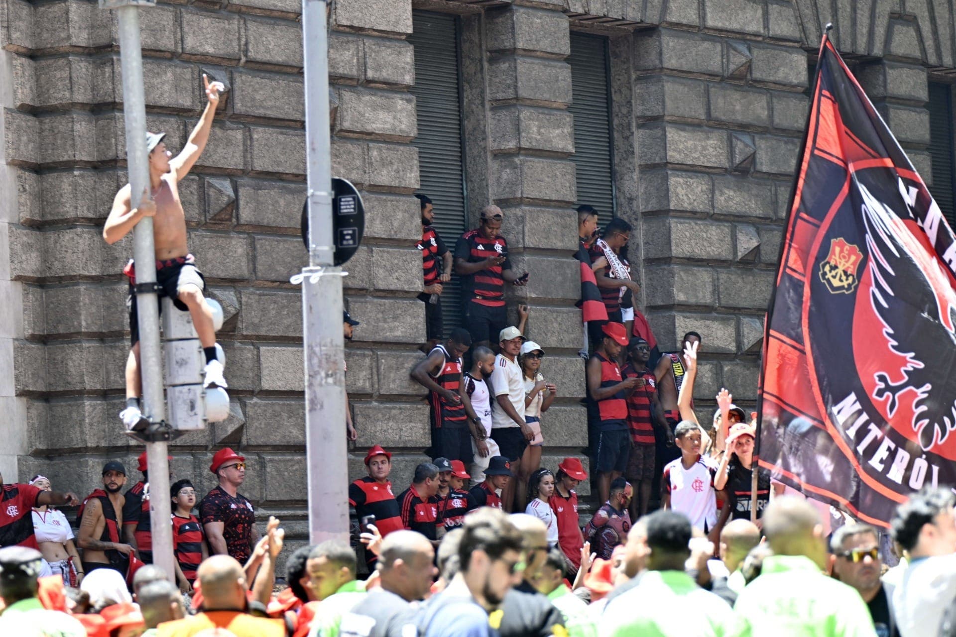 Multidão se reúne no Rio de Janeiro para receber time do Flamengo após conquista da Libertadores 2025