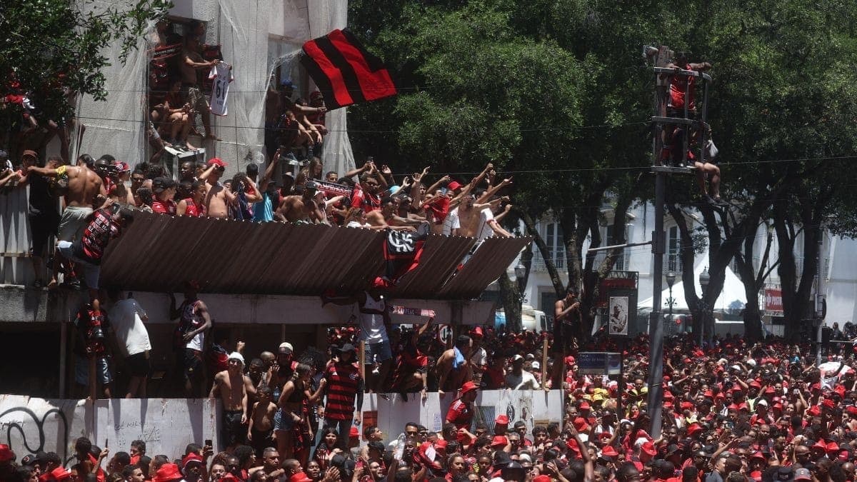 Torcedores do Flamengo comemoram título da Libertadores no RJ