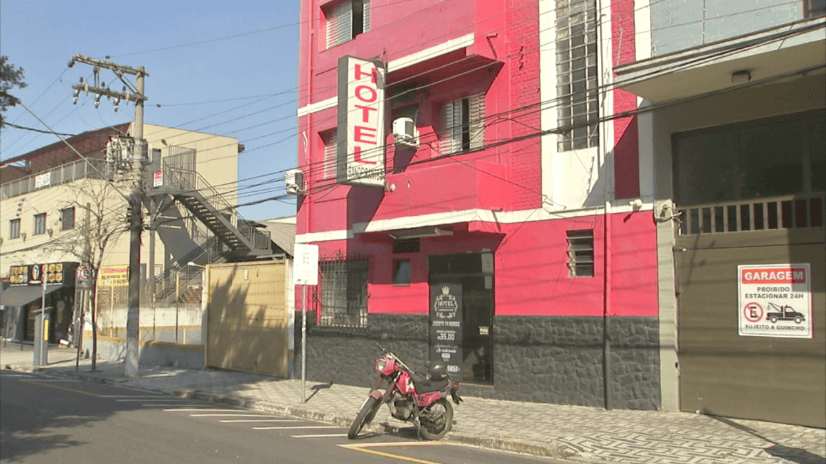 Homem mata companheira por esganadura em quarto de hotel em Santo André (SP)