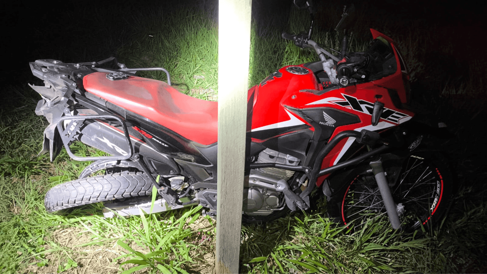 O casal que estava na motocicleta foi levado ao hospital