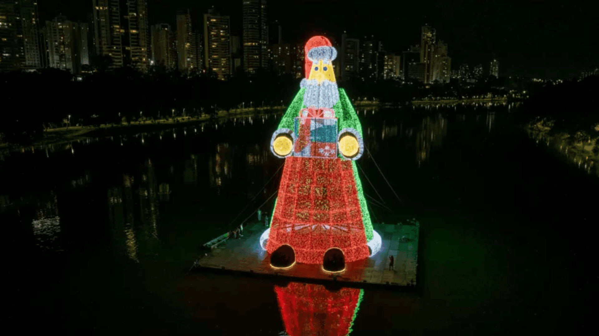Papai Noel gigante de Londrina será avaliado para recorde mundial