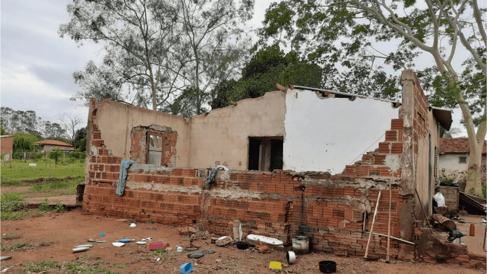 Árvores caíram e casas foram destelhadas na cidade