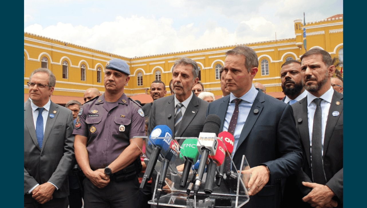Delegado Nico, no meio, e Guilherme Derrite, na direita