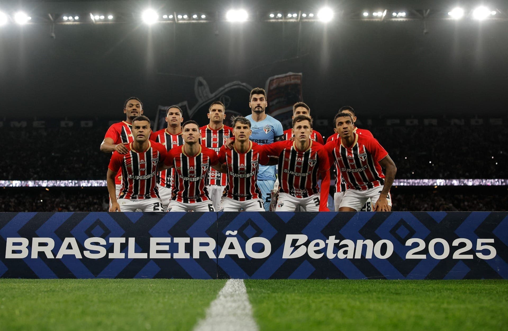 Elenco do São Paulo antes do clássico contra o Corinthians