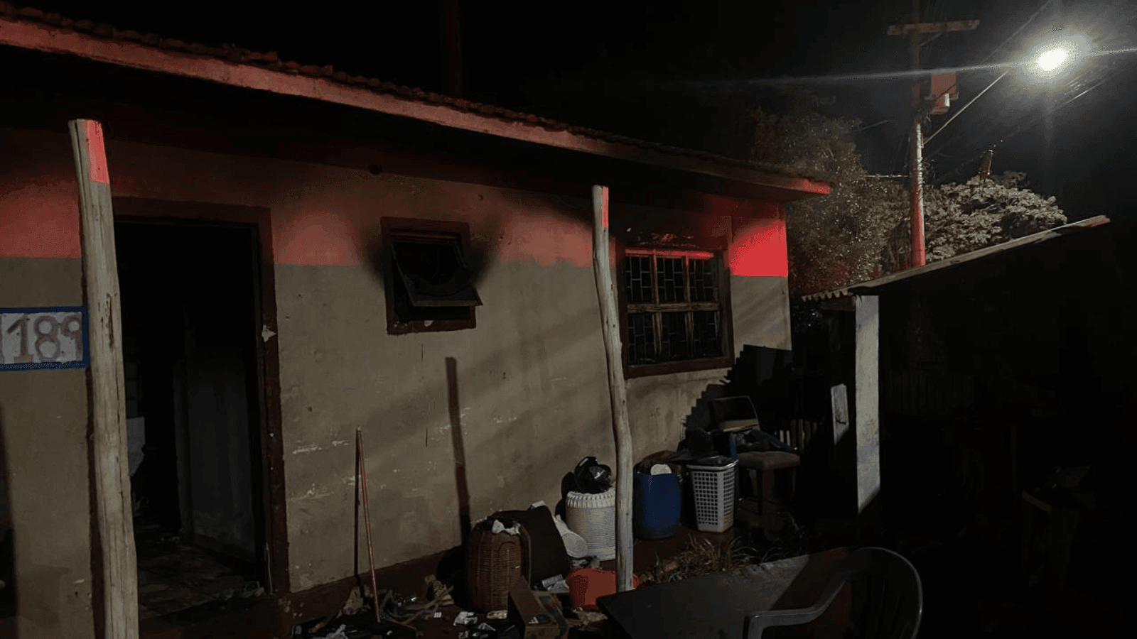 O fogo atingiu um dos quartos e o banheiro da casa