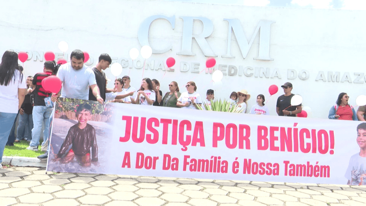 Protesto em Manaus cobra punição por morte de criança após erro médico