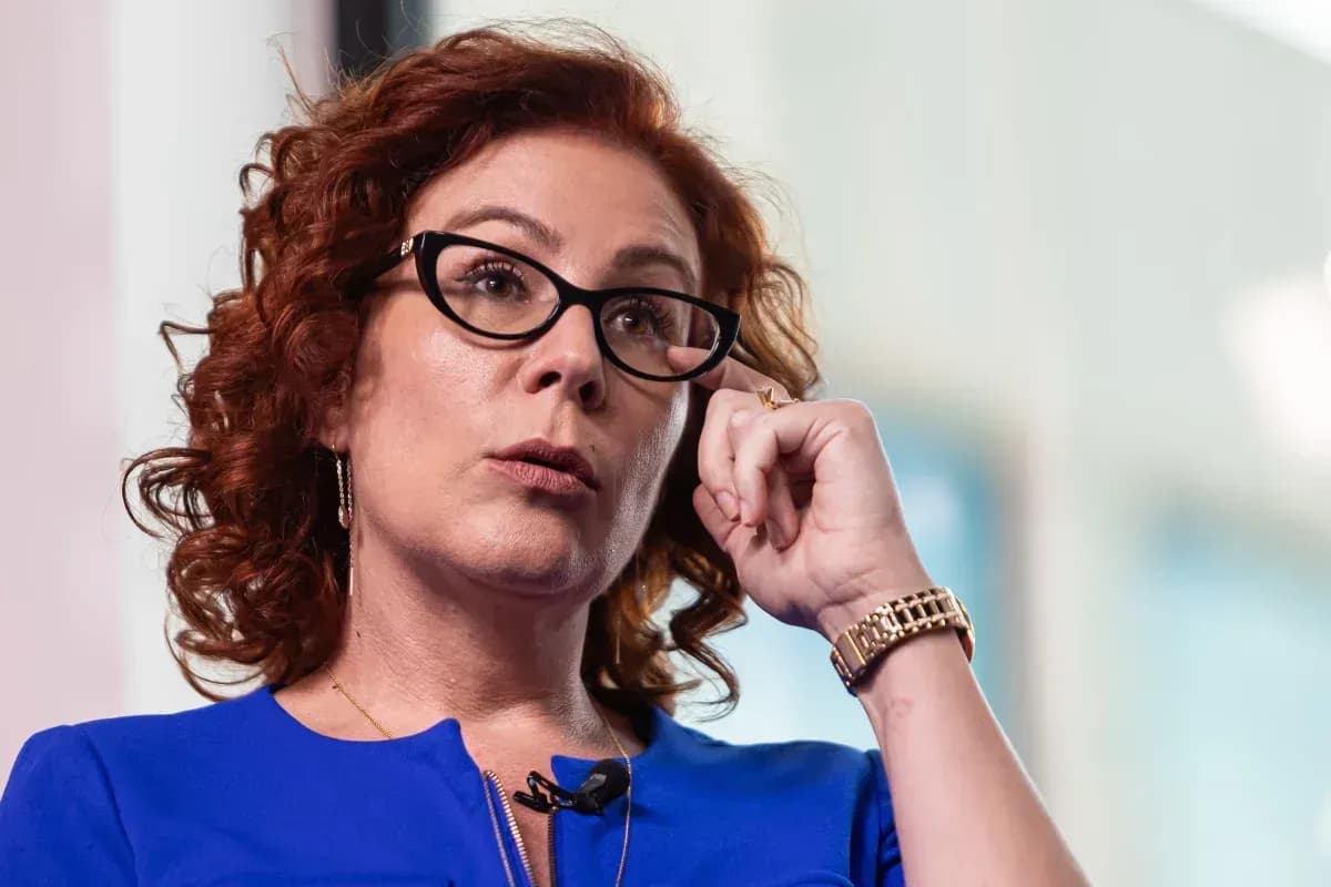 Relator do caso contra Carla Zambelli vota a favor da manutenção do mandato