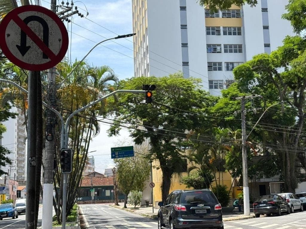 Cruzamentos operam com amarelo de forma intermitente durante madrugada