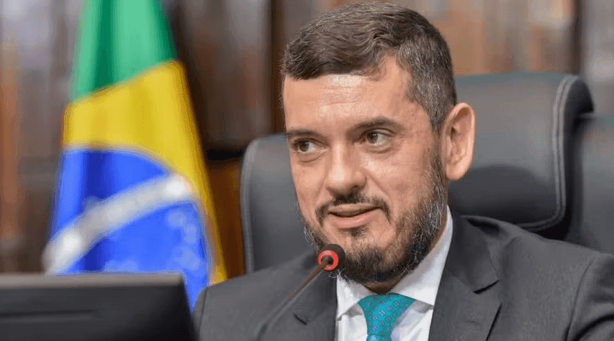 Ele foi levado ao local no âmbito da operação que também prendeu o presidente da Assembleia Legislativa do Estado, Rodrigo Bacellar