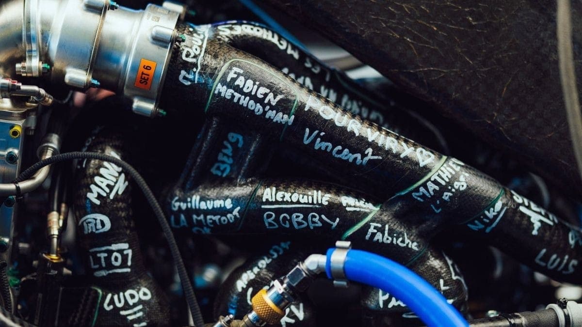 Funcionários da Alpine assinam motor em despedida da Renault da Fórmula 1