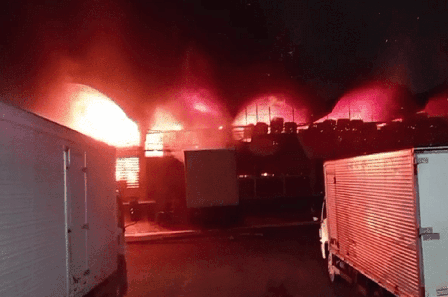 Incêndio de grande porte atinge CEASA na madrugada