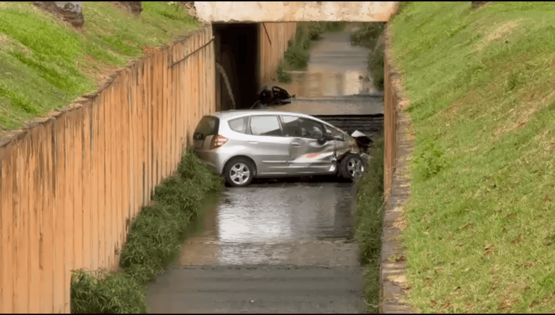 O carro caiu dentro do córrego depois de uma colisão