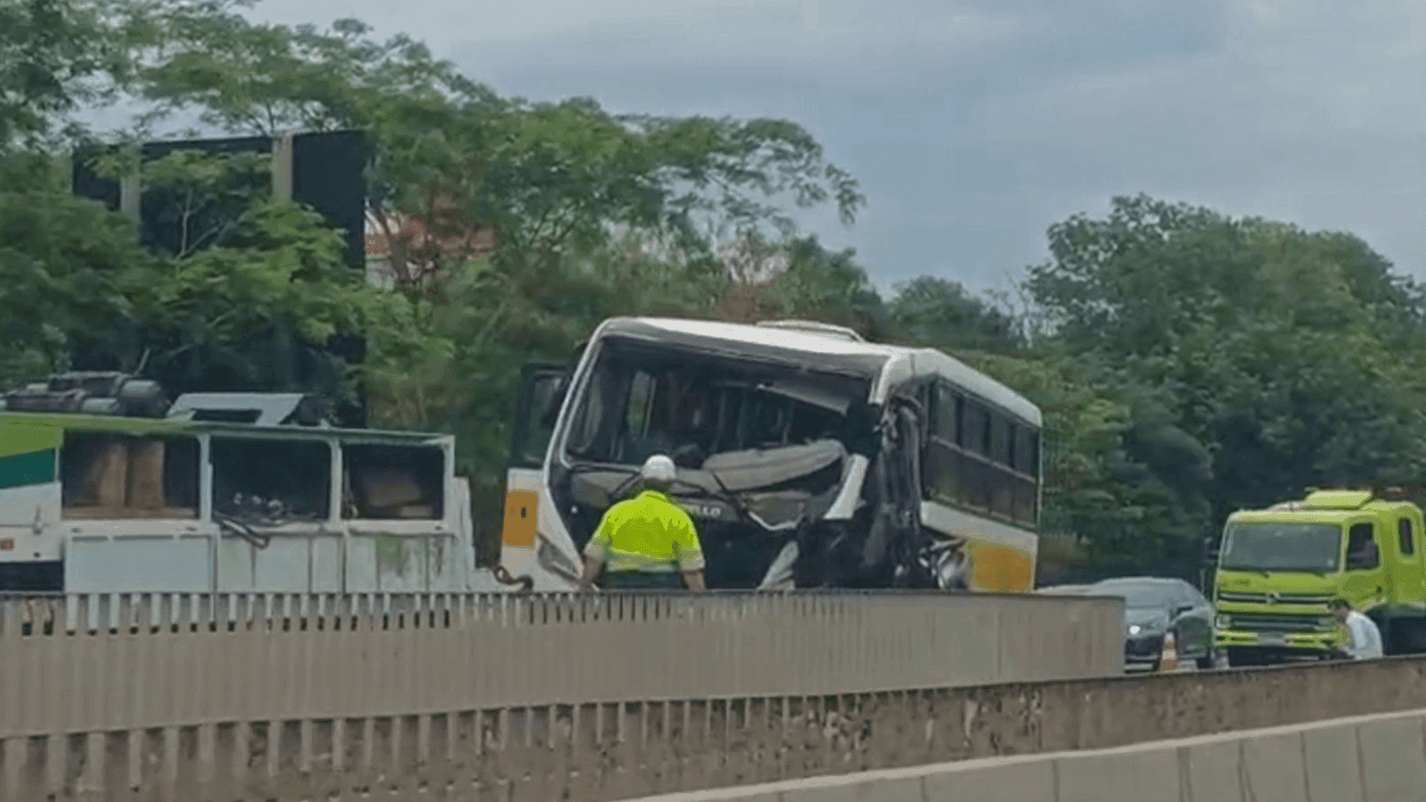 O ônibus não transportava alunos e duas pessoas ficaram feridas