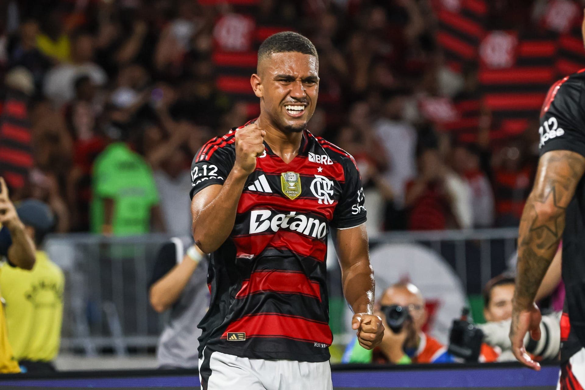 Samuel Lino comemora o gol que selou o título brasileiro do Flamengo em 2025