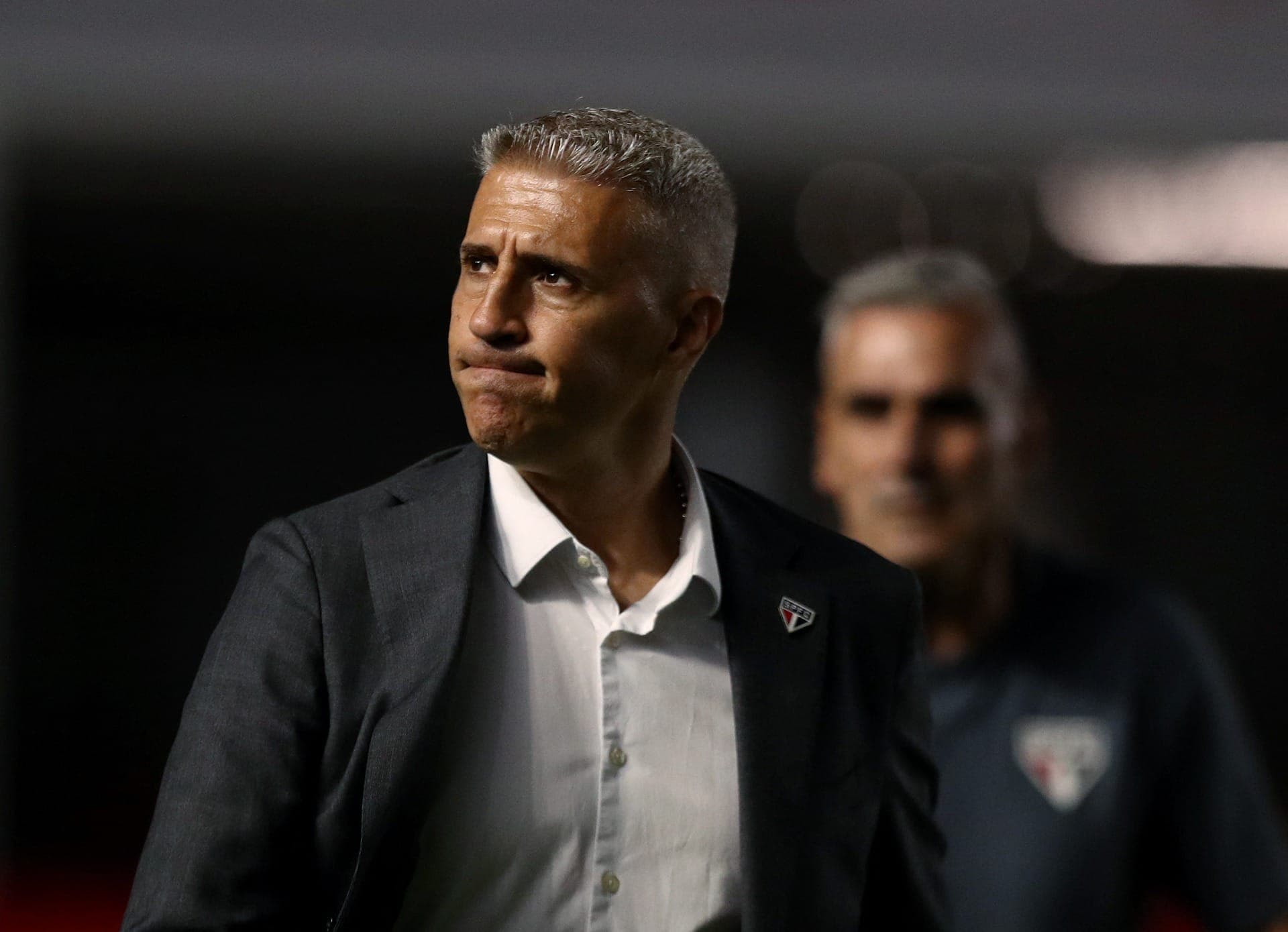 Técnico Hernán Crespo antes do jogo contra o Flamengo