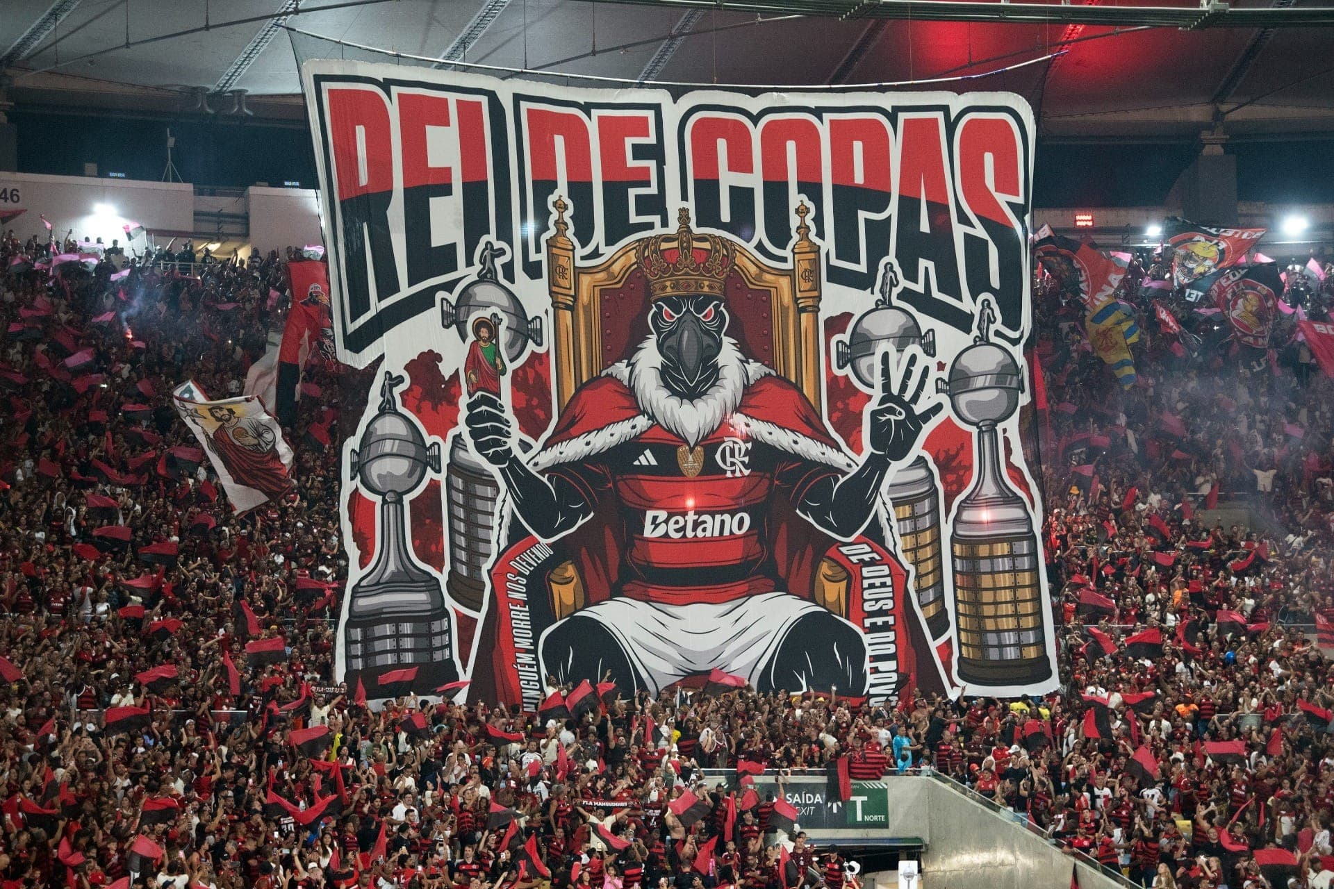 Torcida do Flamengo comemora a conquista da Libertadores no jogo do título do Brasileirão