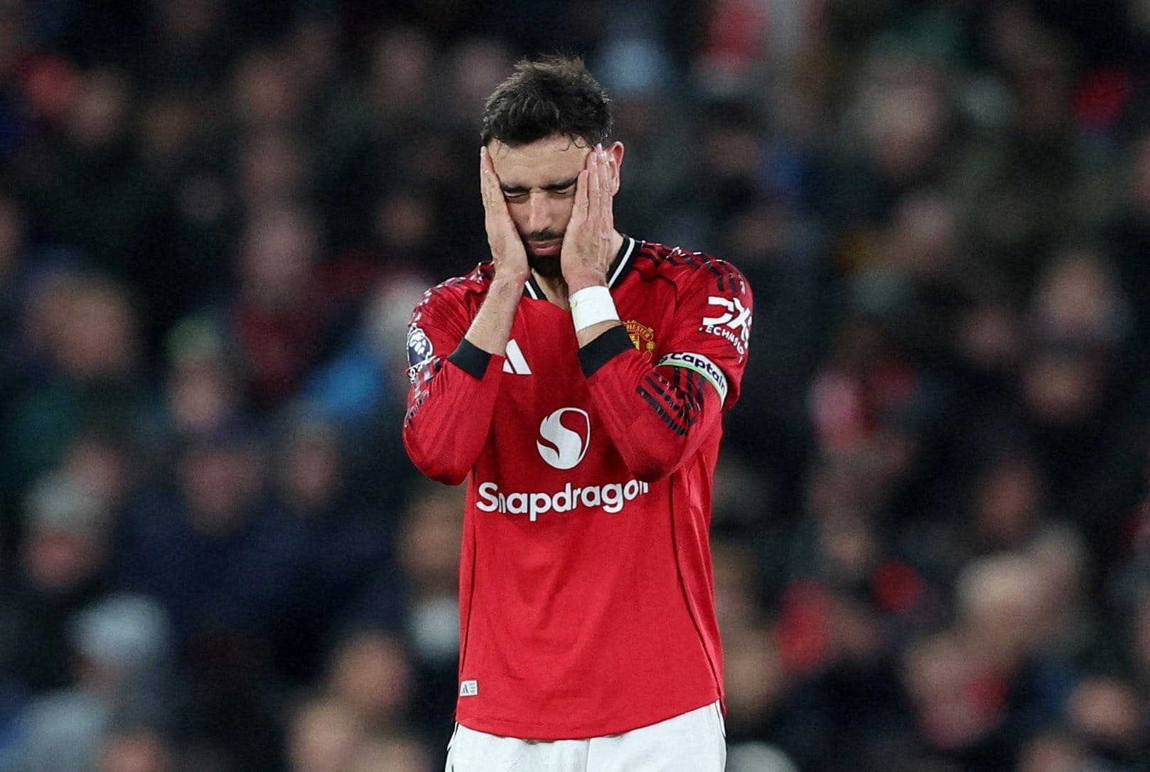 Bruno Fernandes, do Manchester United, demonstra desânimo após empate com West Ham