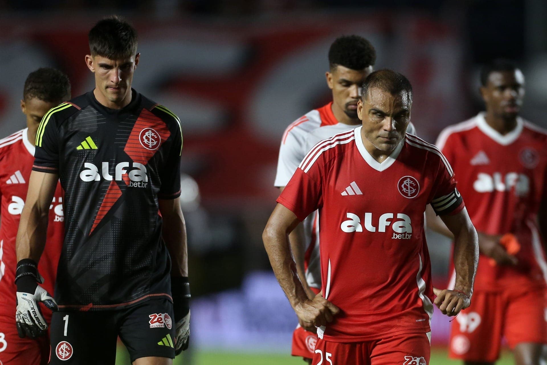 Jogadores do Internacional deixam o campo cabisbaixos após derrota para o São Paulo